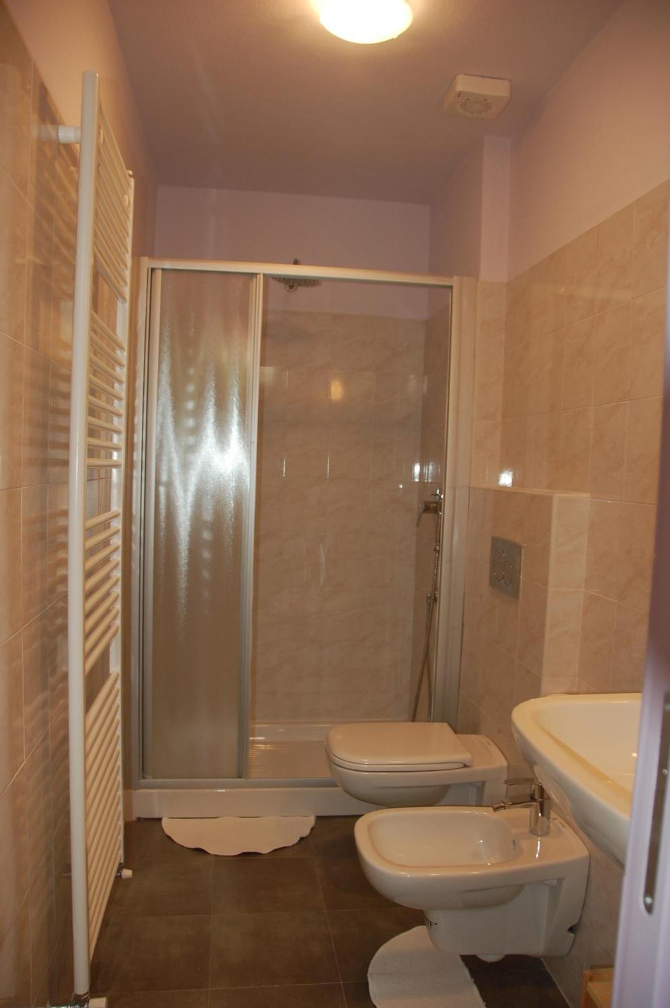 B&B Cherry En Rose Lezzeno Luaran gambar