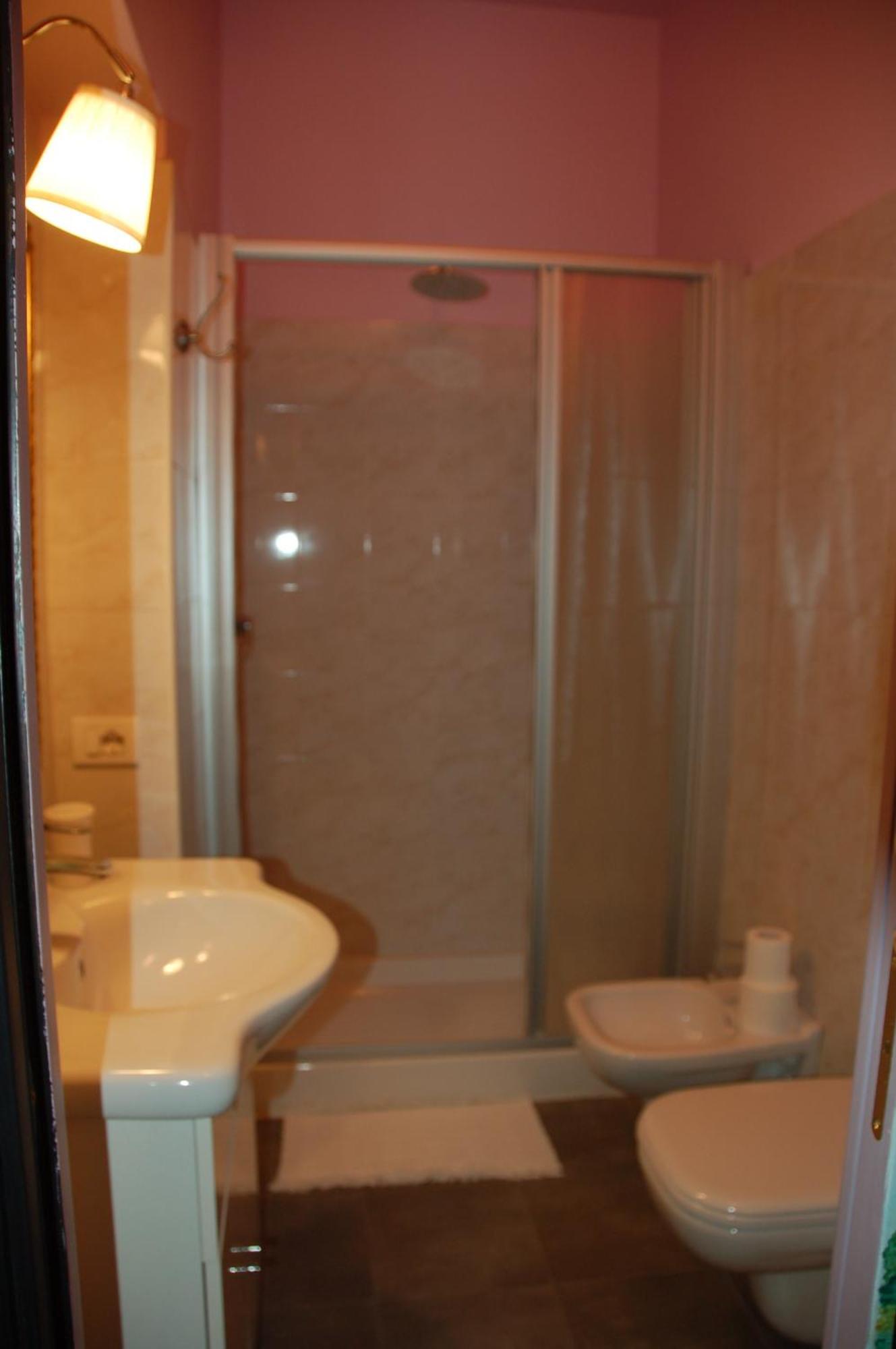 B&B Cherry En Rose Lezzeno Luaran gambar