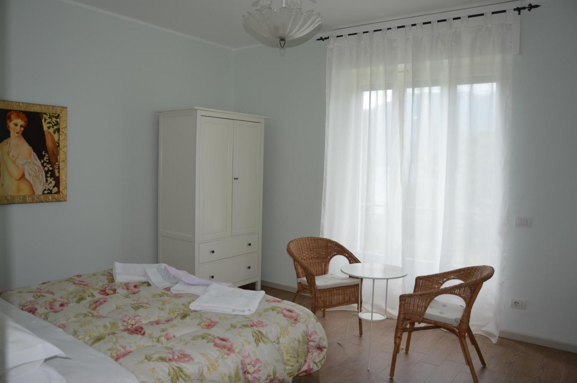 B&B Cherry En Rose Lezzeno Luaran gambar